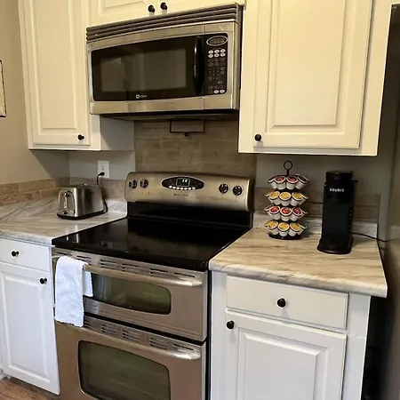 Spacious 3 Bedroom Home Near Amphitheater/Baseball/Shopping And Much More